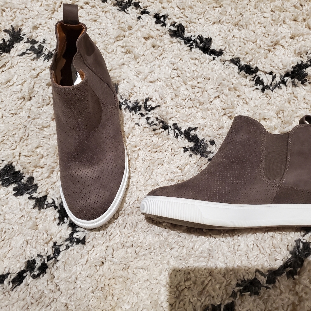 NEW ONLY WORE ONCE!!!!Dolce vita brown wedges size 7